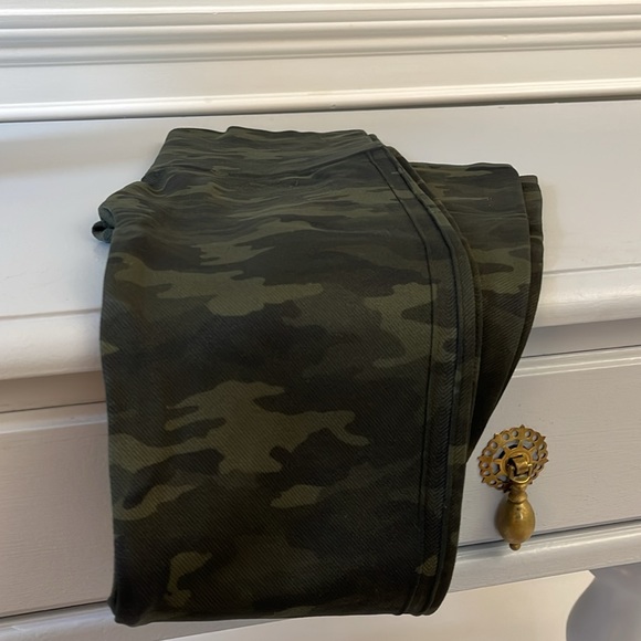 NWOT! Spanx seamless cropped camo leggings. - Picture 3 of 5